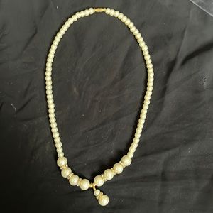 Beautiful pearl tone necklace with beautiful rhinestone accent